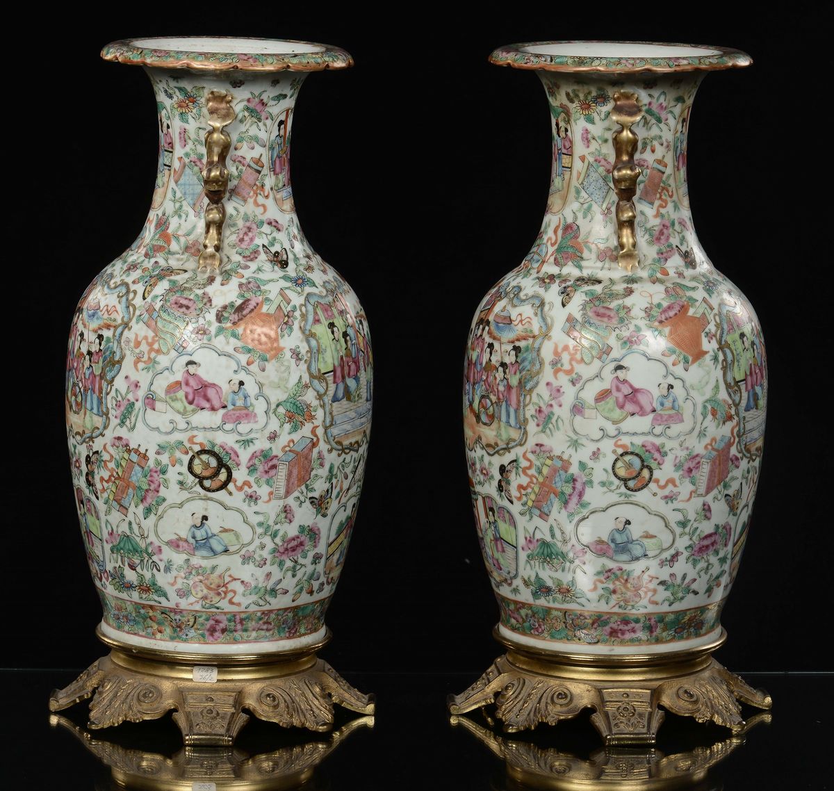 Coppia di Vasi Canton nei Colori della Famiglia Rosa con Montatura in Bronzo Dorato, Cina, Dinast...
