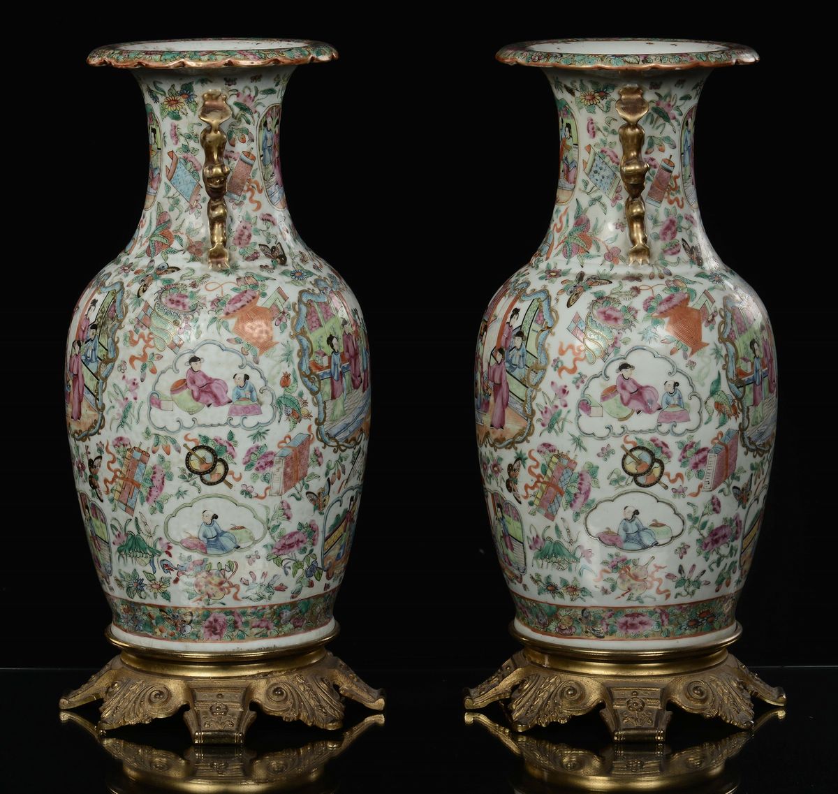 Coppia di Vasi Canton nei Colori della Famiglia Rosa con Montatura in Bronzo Dorato, Cina, Dinast...