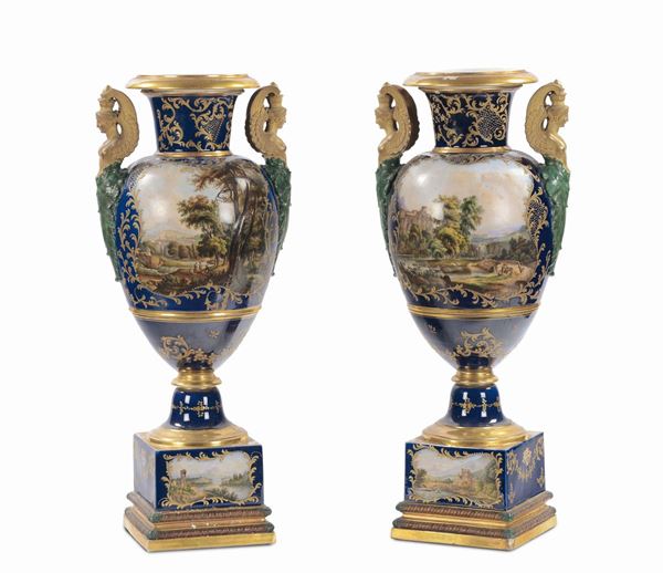 Coppia di vasi Impero in porcellana a fondo blu, Francia XIX secolo