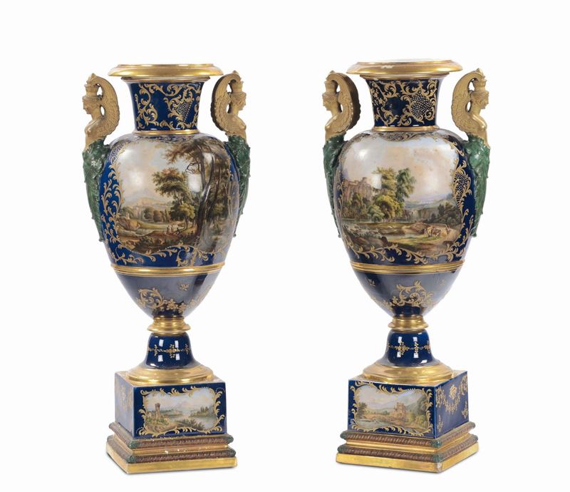 Coppia di vasi Impero in porcellana a fondo blu, Francia XIX secolo  - Asta Antiquariato e Dipinti Antichi - Cambi Casa d'Aste