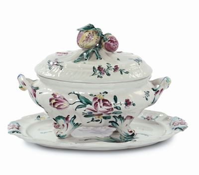 Zuppiera con Piatto in Maiolica con Decoro alla Rosa, Lodi XVIII Secolo