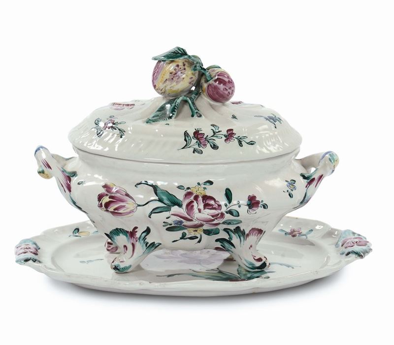 Zuppiera con piatto in maiolica con decoro alla rosa, Lodi XVIII secolo  - Asta Antiquariato e Dipinti Antichi - Cambi Casa d'Aste