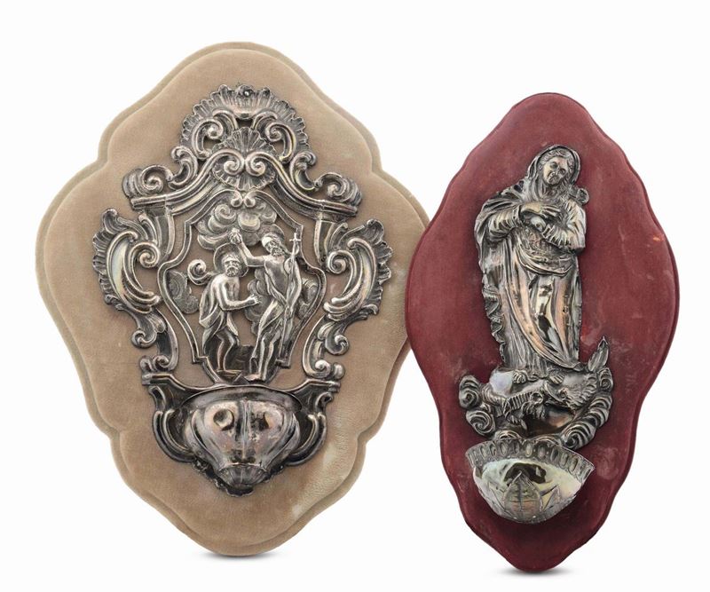 Due acquasantiere in argento sbalzato e cesellato, XVIII e XIX secolo  - Asta Argenti e Gioielli - Cambi Casa d'Aste
