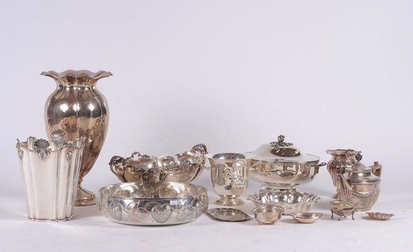 Gruppo composto da 13 pezzi in argento e una teiera in sheffield. del XIX e XX sec