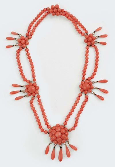 Collana in Corallo Aranciato con Motivi Decorativi Floreali. Secolo XIX, Seconda Metà