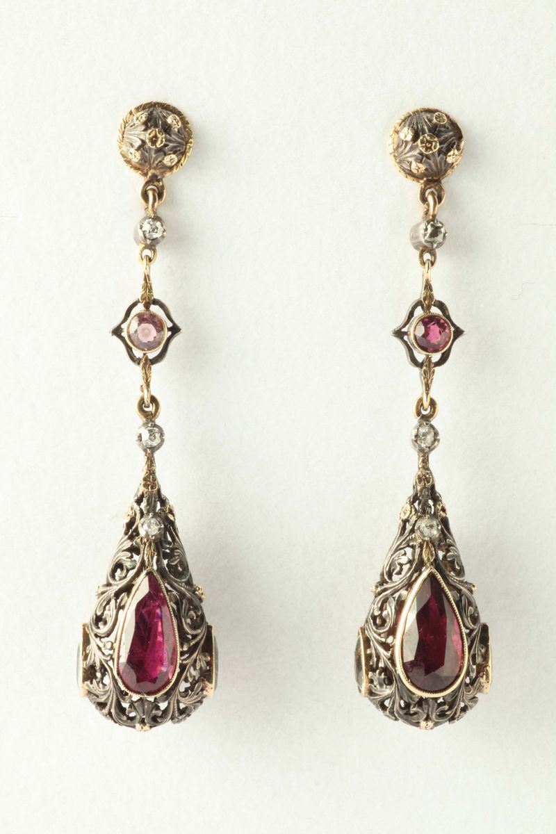 Orecchini con pietre fini e rose di diamanti. Anni '40  - Auction Silvers and Jewels - Cambi Casa d'Aste
