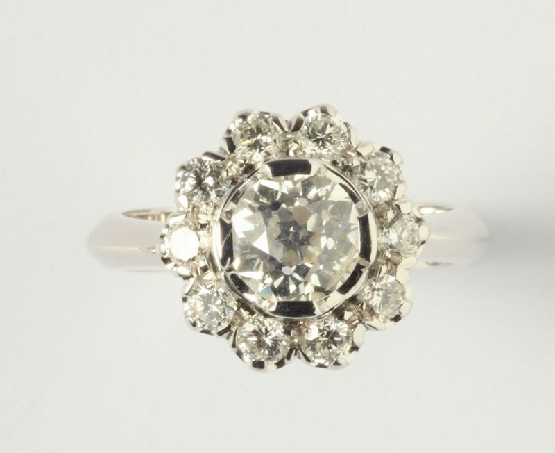 Anello con diamante di vecchio taglio di ct 1,70, diamanti taglio rotondo a brillante a contorno  - Auction Silvers and Jewels - Cambi Casa d'Aste