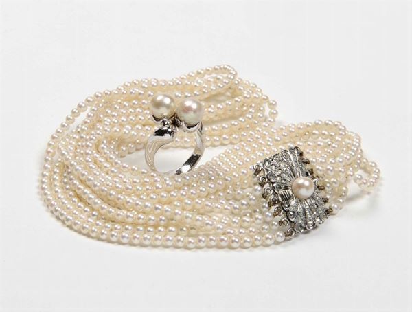 Lotto composto da collana a sette fili di perle ed anello con due perle