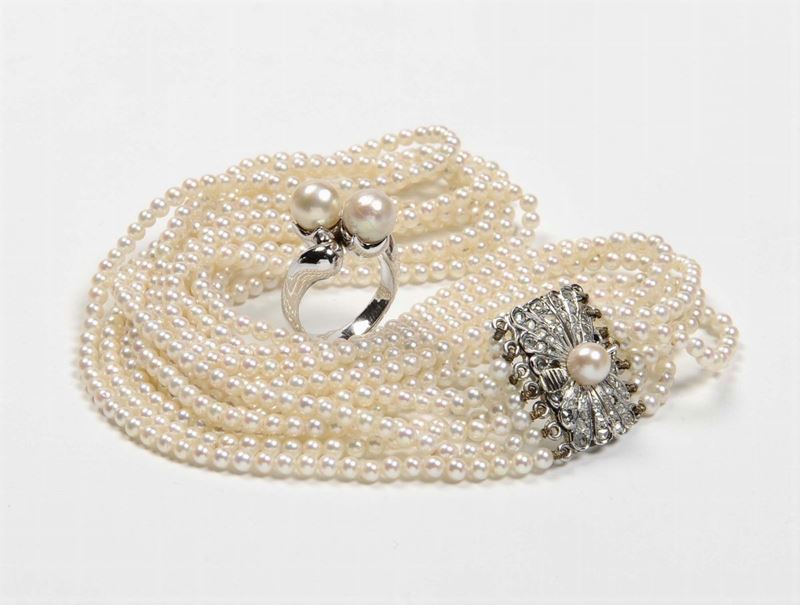 Lotto composto da collana a sette fili di perle ed anello in oro giallo rodiato con due perle  - Auction Silvers and Jewels - Cambi Casa d'Aste