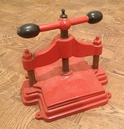 Pressa in Metallo Laccato Rosso