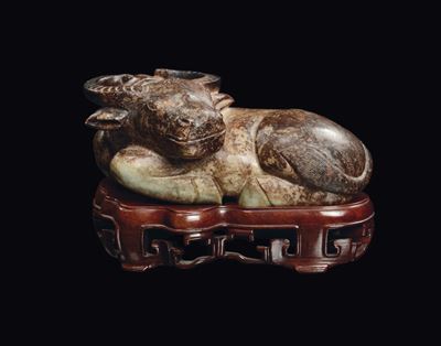 Rara Scultura in Giada Gialla e Russet Raffigurante Bufalo, Cina, Dinastia Ming, XVI Secolo