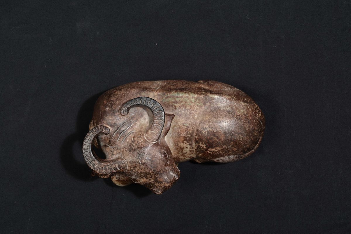 Rara Scultura in Giada Gialla e Russet Raffigurante Bufalo, Cina, Dinastia Ming, XVI Secolo