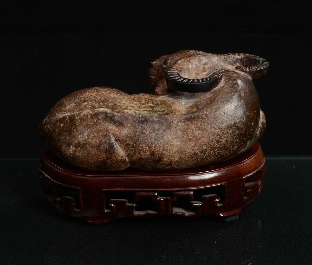 Rara Scultura in Giada Gialla e Russet Raffigurante Bufalo, Cina, Dinastia Ming, XVI Secolo
