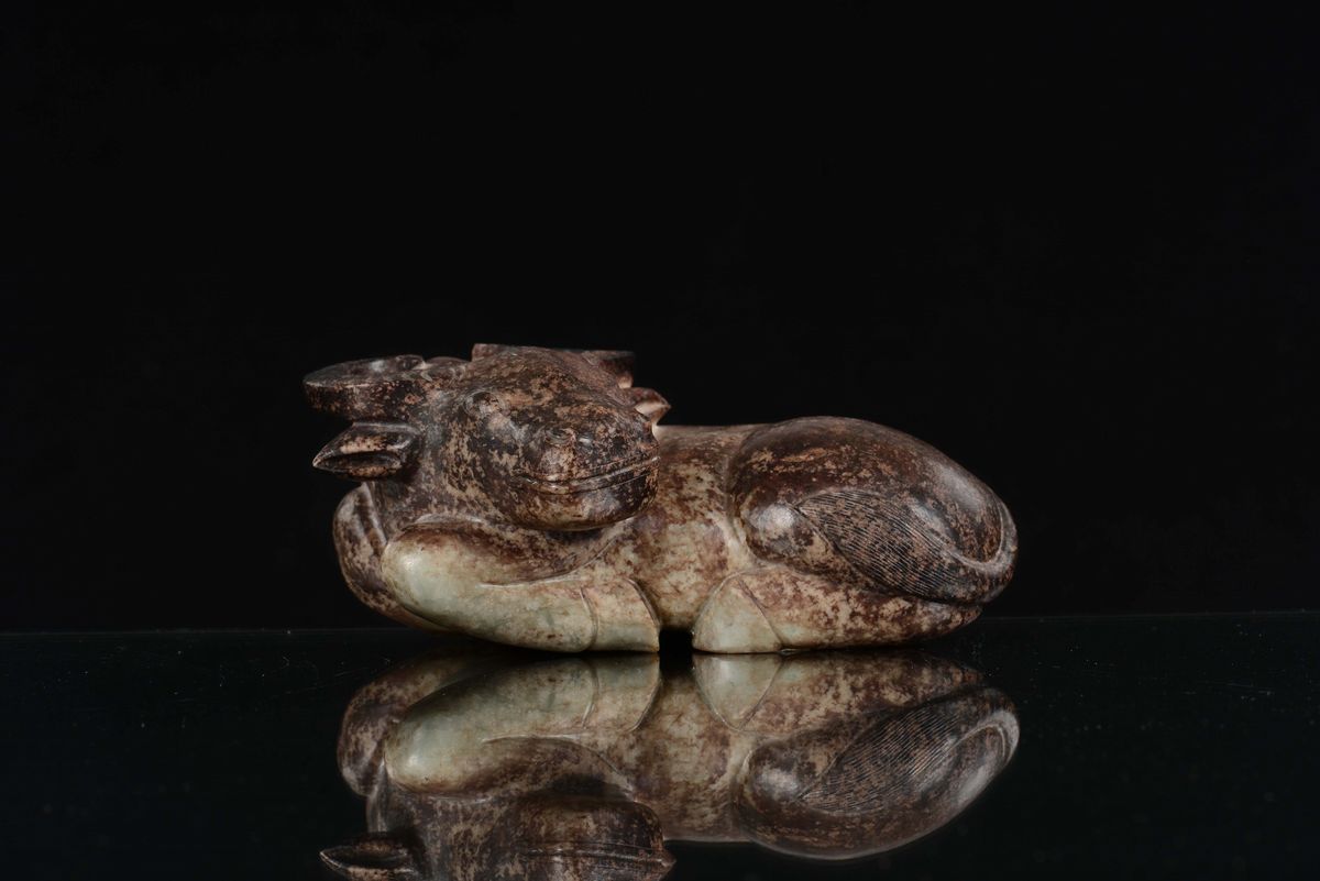 Rara Scultura in Giada Gialla e Russet Raffigurante Bufalo, Cina, Dinastia Ming, XVI Secolo