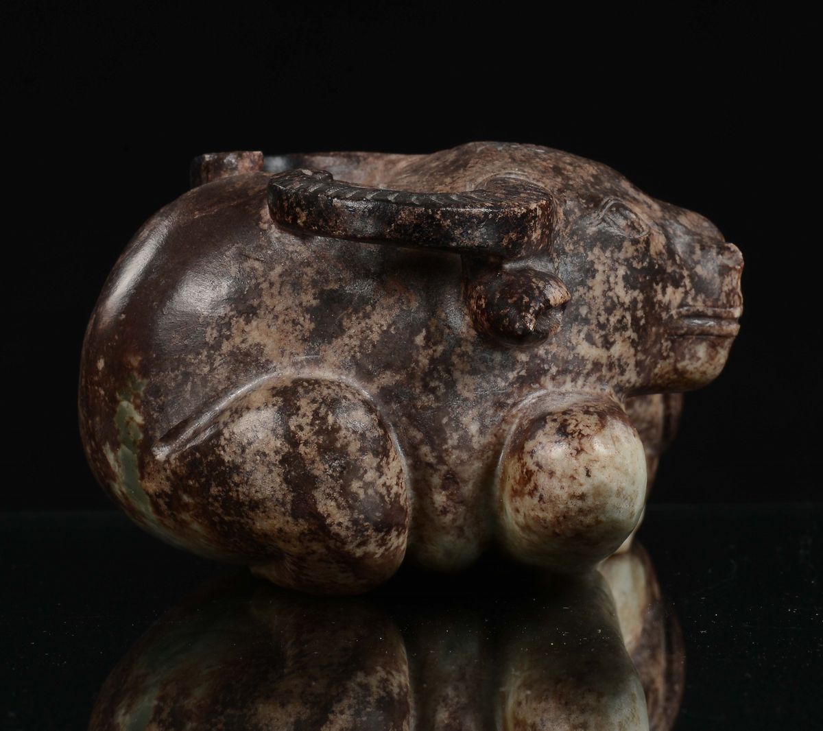 Rara Scultura in Giada Gialla e Russet Raffigurante Bufalo, Cina, Dinastia Ming, XVI Secolo