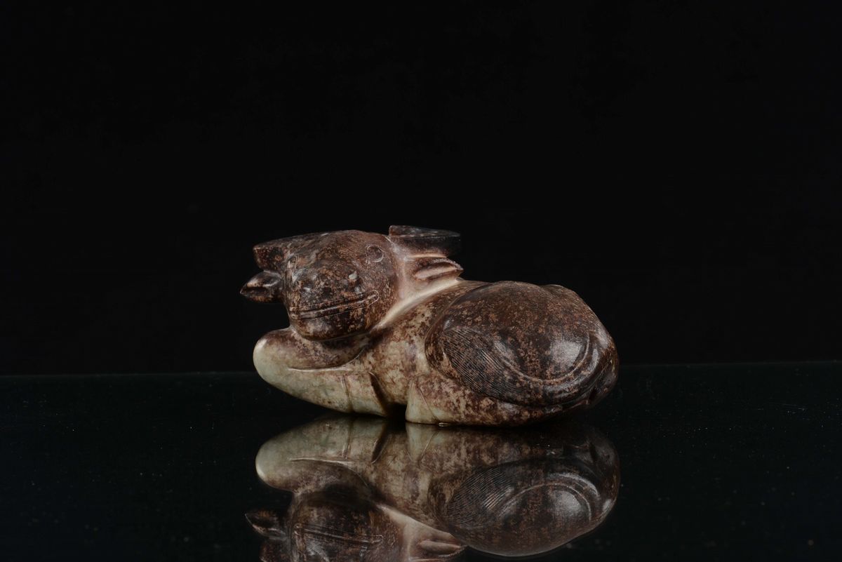 Rara Scultura in Giada Gialla e Russet Raffigurante Bufalo, Cina, Dinastia Ming, XVI Secolo