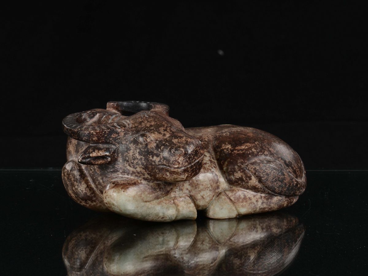 Rara Scultura in Giada Gialla e Russet Raffigurante Bufalo, Cina, Dinastia Ming, XVI Secolo