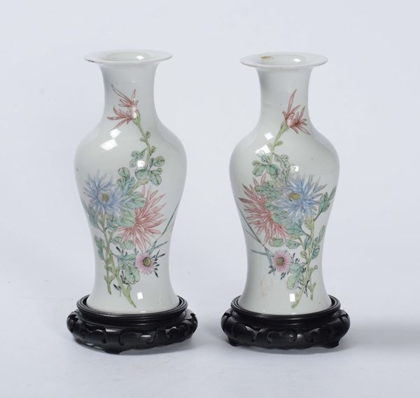 Coppia di vasi in porcellana policroma con fiori, Cina, Repubblica, XX secolo