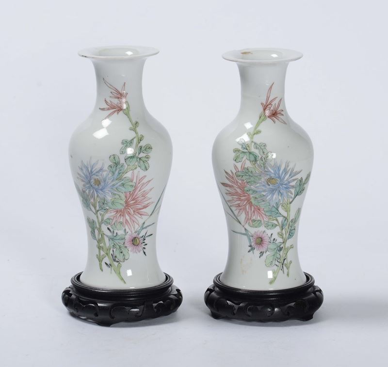 A pair of porcelain vases with polychrome flowers, China, Republic, 20th century  - Auction Chinese Works of Art - Cambi Casa d'Aste