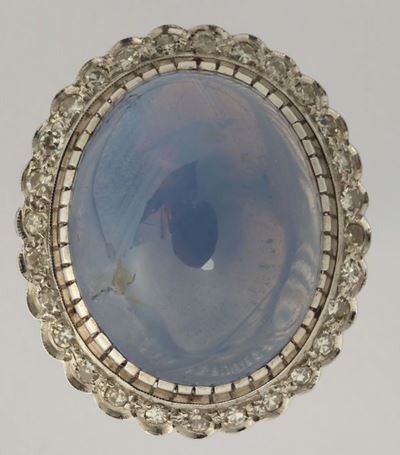 Anello con Zaffiro Cabochon e Diamanti a Contorno