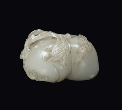 Piccola Giada Bianca Scolpita a Guisa di Frutto, Cina, Dinastia Qing, Epoca Qianlong (1736-1796)