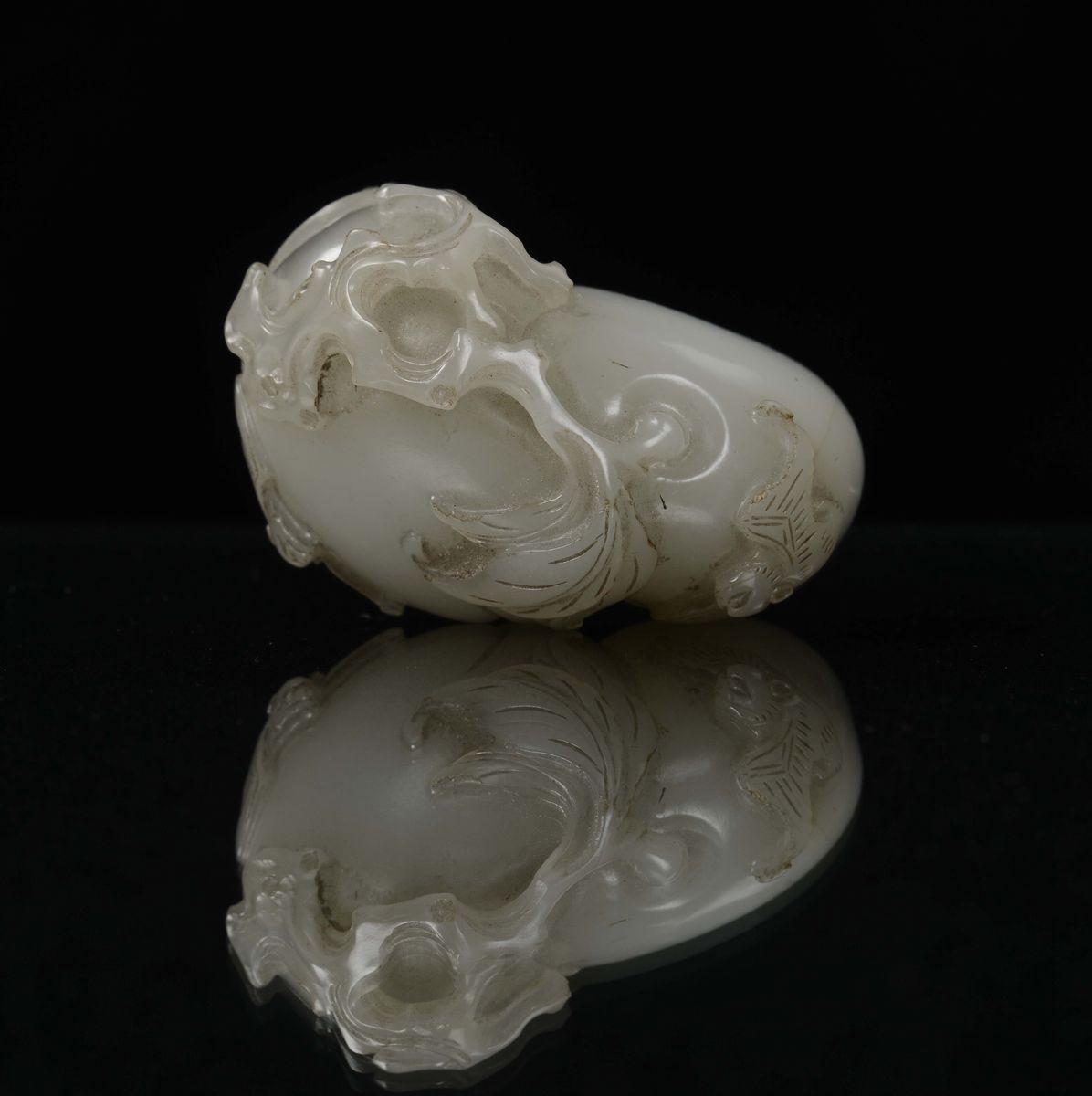 Piccola Giada Bianca Scolpita a Guisa di Frutto, Cina, Dinastia Qing, Epoca Qianlong (1736-1796)