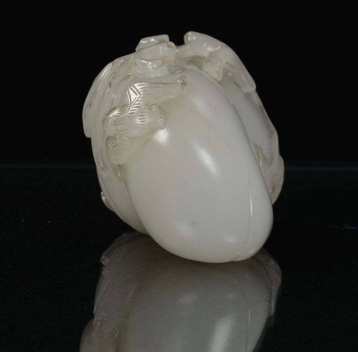 Piccola Giada Bianca Scolpita a Guisa di Frutto, Cina, Dinastia Qing, Epoca Qianlong (1736-1796)