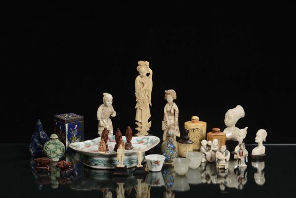 Lotto composto da ventinove oggetti vari in avorio e semilavorati, Cina, prima metà del XX secolo