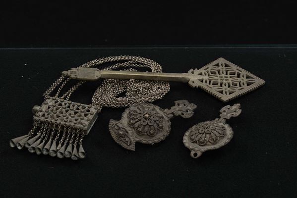 Lotto composto da tre oggetti mediorientali: una coppia di orecchini, una collana e una chiave, XIX secolo