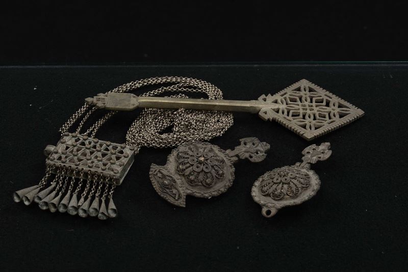 A lot of three Middle East objects: a pair of earrings, a necklace and a key, 19th century  - Auction Chinese Works of Art - Cambi Casa d'Aste