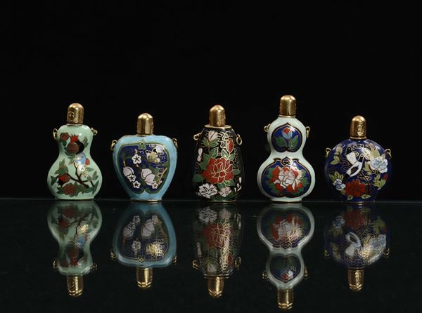 A lot consists of five in cloisonné snuff bottle with case, China, 20th century