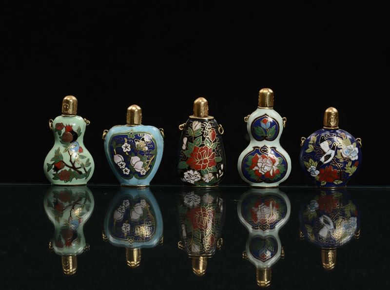 A lot consists of five in cloisonné snuff bottle with case, China, 20th century  - Auction Chinese Works of Art - Cambi Casa d'Aste
