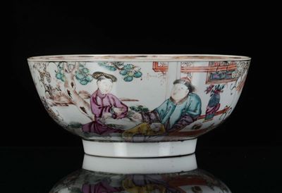 Grande Bowl in Porcellana Famiglia Rosa con Scene di Vita Orientale, Cina, Dinastia Qing, XVIII S...