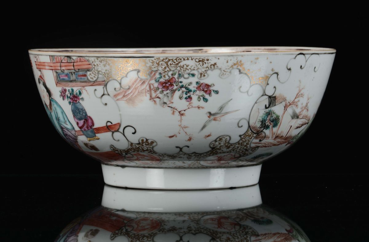 Grande Bowl in Porcellana Famiglia Rosa con Scene di Vita Orientale, Cina, Dinastia Qing, XVIII S...
