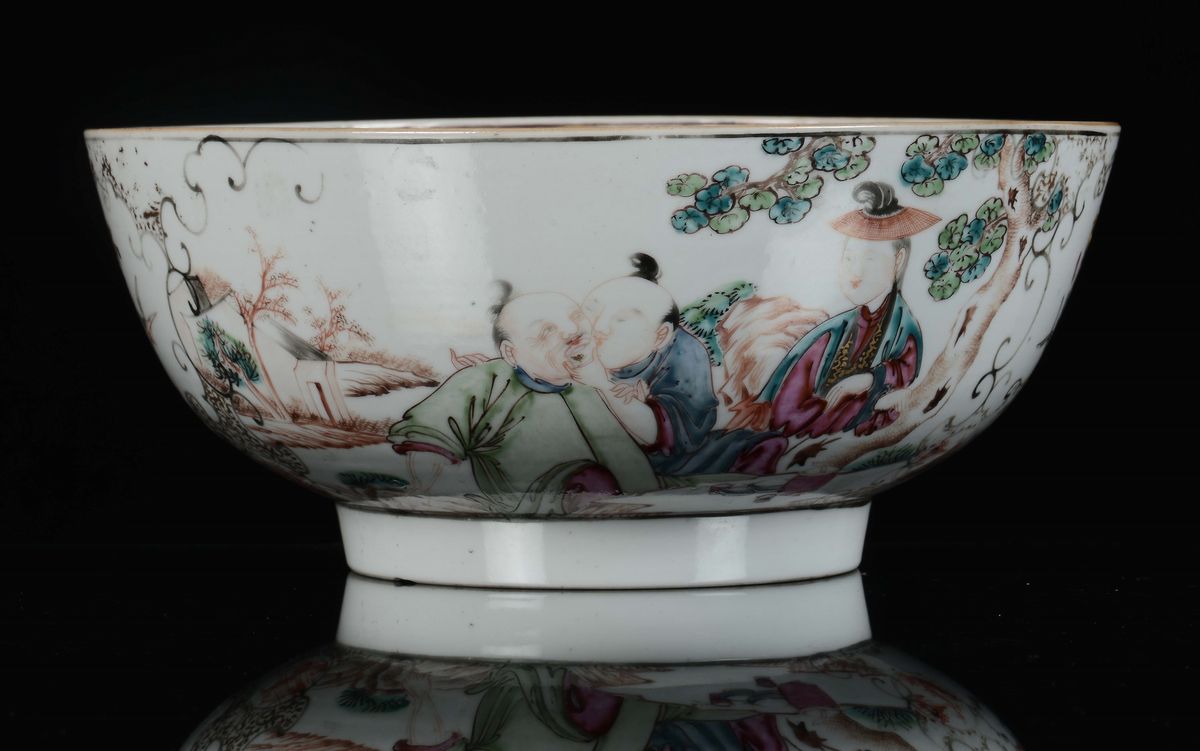 Grande Bowl in Porcellana Famiglia Rosa con Scene di Vita Orientale, Cina, Dinastia Qing, XVIII S...