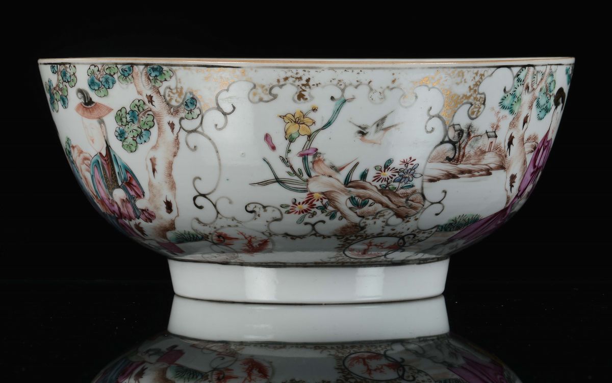 Grande Bowl in Porcellana Famiglia Rosa con Scene di Vita Orientale, Cina, Dinastia Qing, XVIII S...