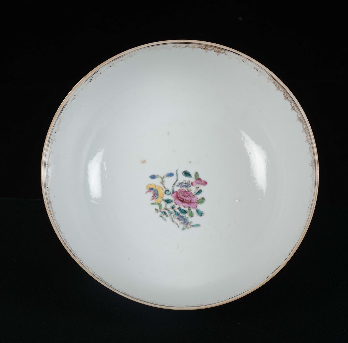 Grande Bowl in Porcellana Famiglia Rosa con Scene di Vita Orientale, Cina, Dinastia Qing, XVIII S...