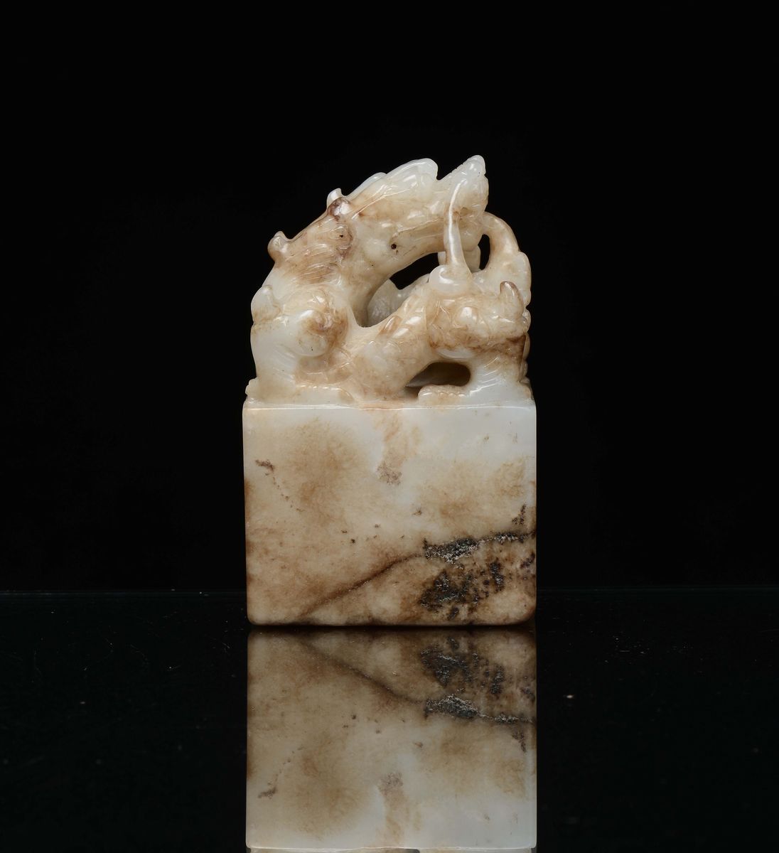 Fermacarte in Giada con Raffigurazione di Drago, Cina, Inizio XX Secolo