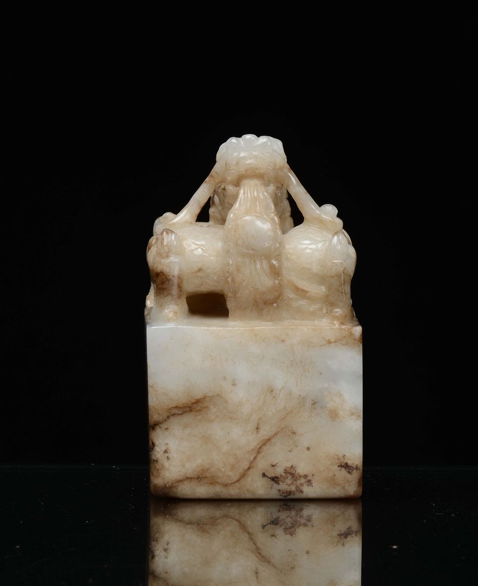Fermacarte in Giada con Raffigurazione di Drago, Cina, Inizio XX Secolo