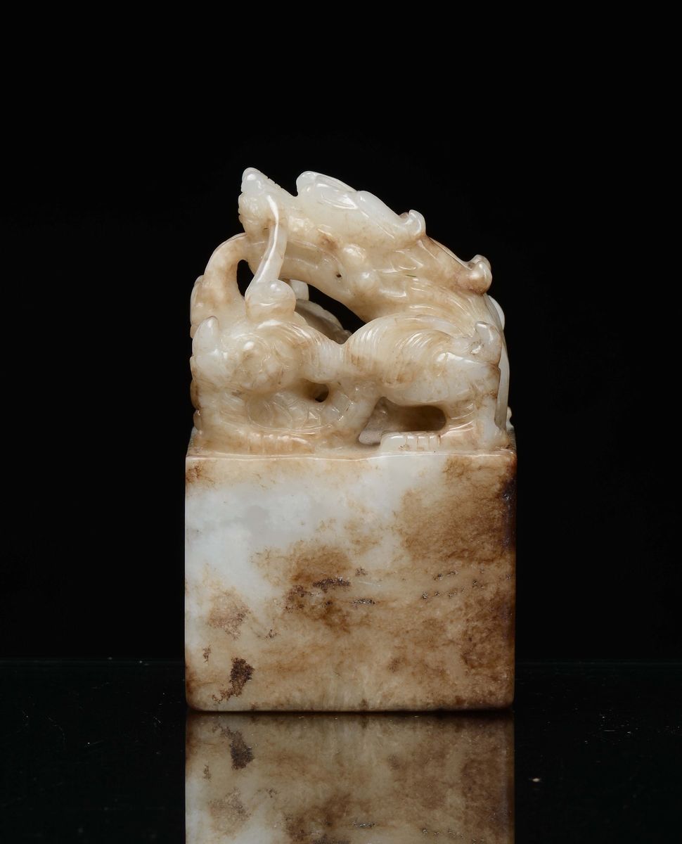 Fermacarte in Giada con Raffigurazione di Drago, Cina, Inizio XX Secolo