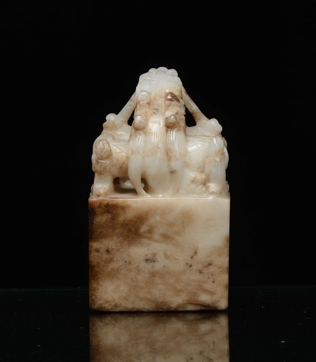 Fermacarte in Giada con Raffigurazione di Drago, Cina, Inizio XX Secolo
