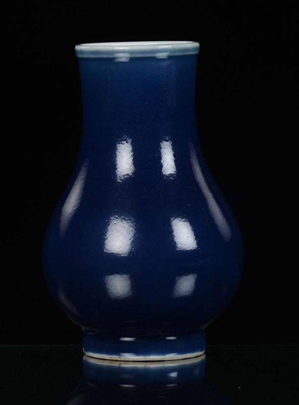 Vaso in porcellana smaltata blu, Cina, Repubblica, XX secolo