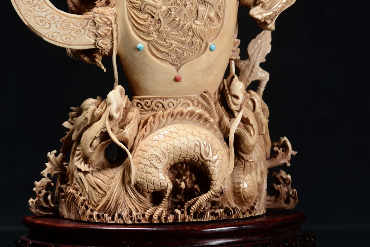 Coppia di Sculture in Avorio Scolpito su Base in Legno con Animali in Rilievo, Cina, Dinastia Qin...