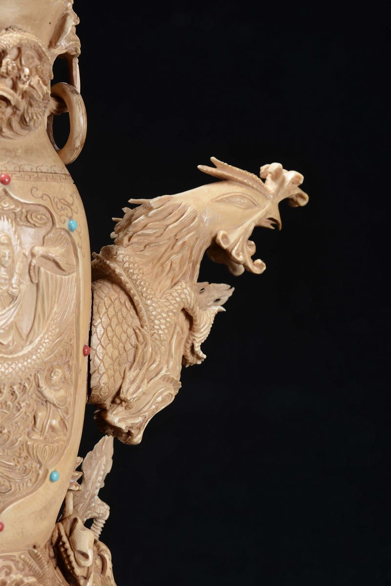 Coppia di Sculture in Avorio Scolpito su Base in Legno con Animali in Rilievo, Cina, Dinastia Qin...
