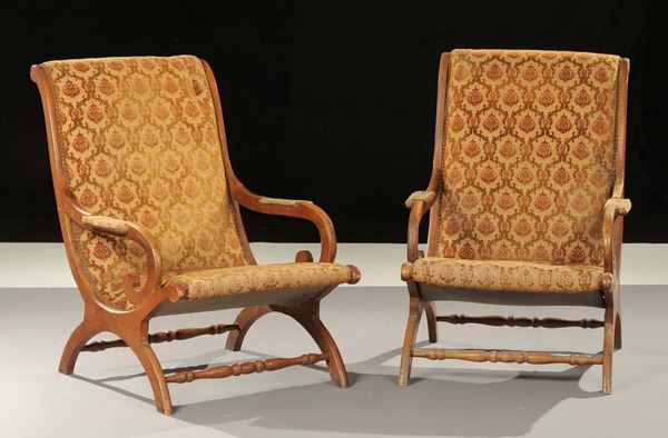 Coppia di poltrone e coppia di sedie  in stile Luigi XV intagliate e imbottite rivestite in velluto rosso, XX secolo