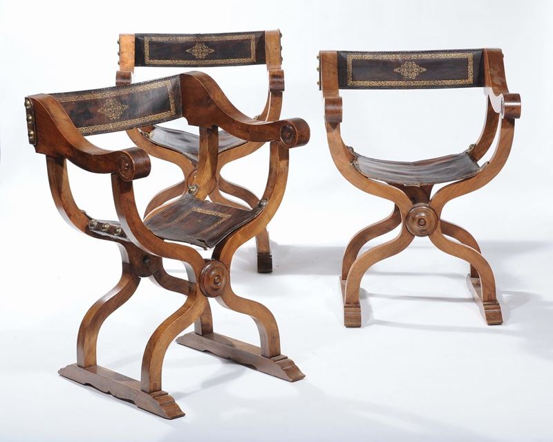 Tre poltrone con seduta e schienale in cuoio inciso tipo Savonarola  - Asta Asta a Tempo 3-2014 - Cambi Casa d'Aste