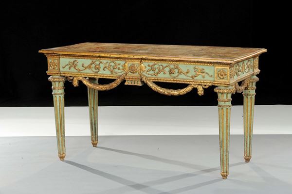 Tavolo da centro in stile Luigi XVI a due cassetti in legno intagliato, laccato e dorato, XIX secolo
