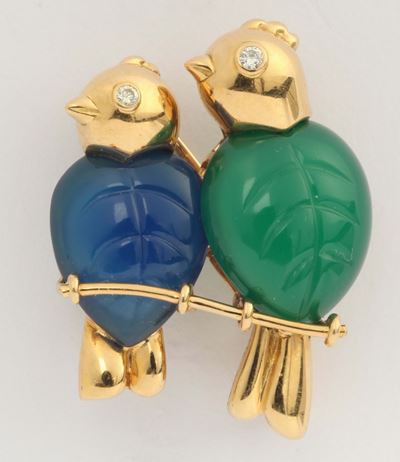 Cartier 1991, Spilla Firmata e Numerata B2877 Raffigurante Due Uccellini con Calcedonio Colorato ...