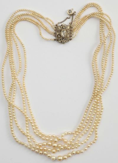 Collana Composta da Più Fili di Perle Scalari Naturali di Acqua Salata