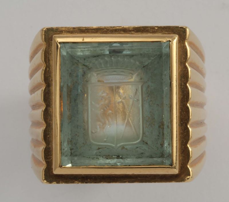 Anello con topazio azzurro inciso  - Asta Fine Jewels - I - Cambi Casa d'Aste